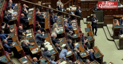 Copertina di Conte alla Camera: “Tutti in piedi per condannare lo sterminio a Gaza”. Ma Meloni e i deputati di maggioranza rimangono seduti