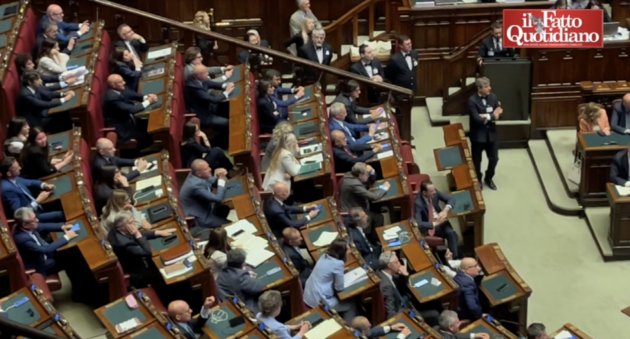 Conte alla Camera: “Tutti in piedi per condannare lo sterminio a Gaza”. Ma Meloni e maggioranza restano seduti Conte alla Camera: “Tutti in piedi per condannare lo sterminio a Gaza”. Ma Meloni e maggioranza restano seduti