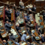 Copertina di Conte: “Tutti in piedi per condannare lo sterminio a Gaza”. Ma Meloni e i deputati di maggioranza rimangono seduti. Lo scontro sul riarmo