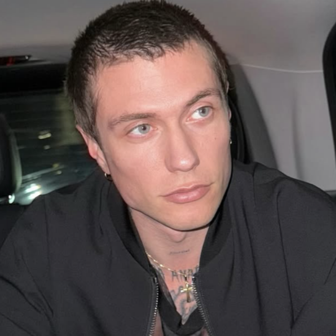 “Vado via da Milano. I locali alla moda li ho già visti, meglio un bar e gli amici. Preferisco la nebbia dell’Emilia allo smog”: così Benjamin Mascolo