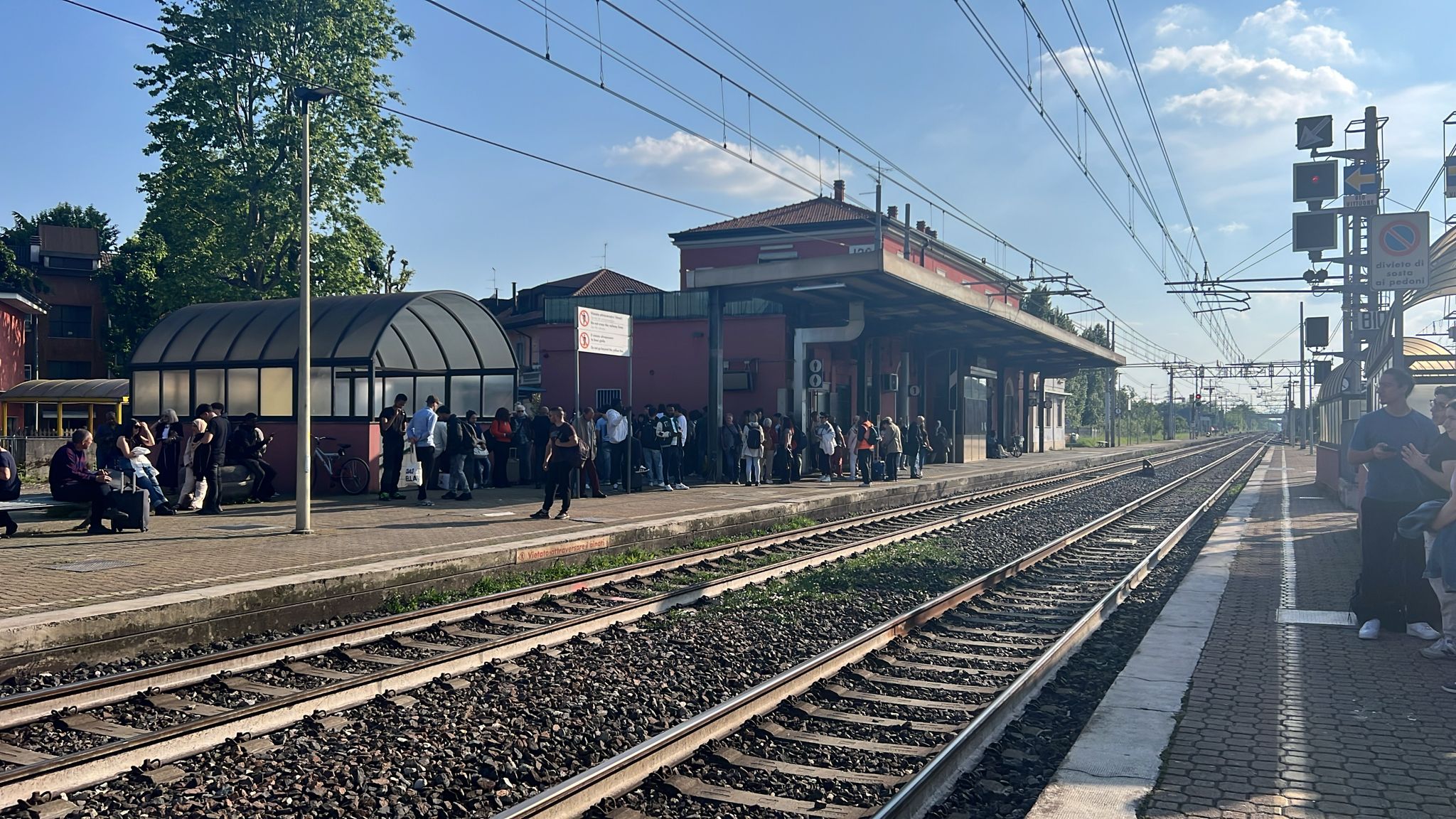Treni, disagi per i passeggeri sulla linea Torino Milano: circolazione sospesa a Novara e regionali cancellati Treni, disagi per i passeggeri sulla linea Torino Milano: circolazione sospesa a Novara e regionali cancellati