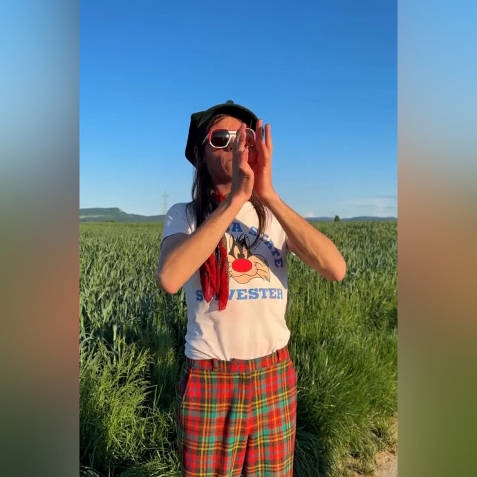 Lucio Corsi e il “riscaldamento” per l’Eurovision: così insegna ai fan a suonare un filo d’erba – Video