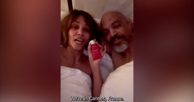 Copertina di Halle Berry nuda a letto per pubblicizzare il lubrificante “da viaggio” – Video
