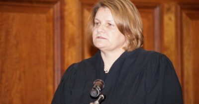 Copertina di “Se proteggi un fuggitivo, ti processeremo”: incriminata la giudice Usa per avere aiutato un migrante