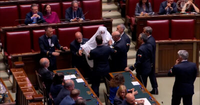 Copertina di Magi si presenta in Aula vestito da “fantasma del Referendum”: bloccato dagli assistenti e portato via di peso – Video