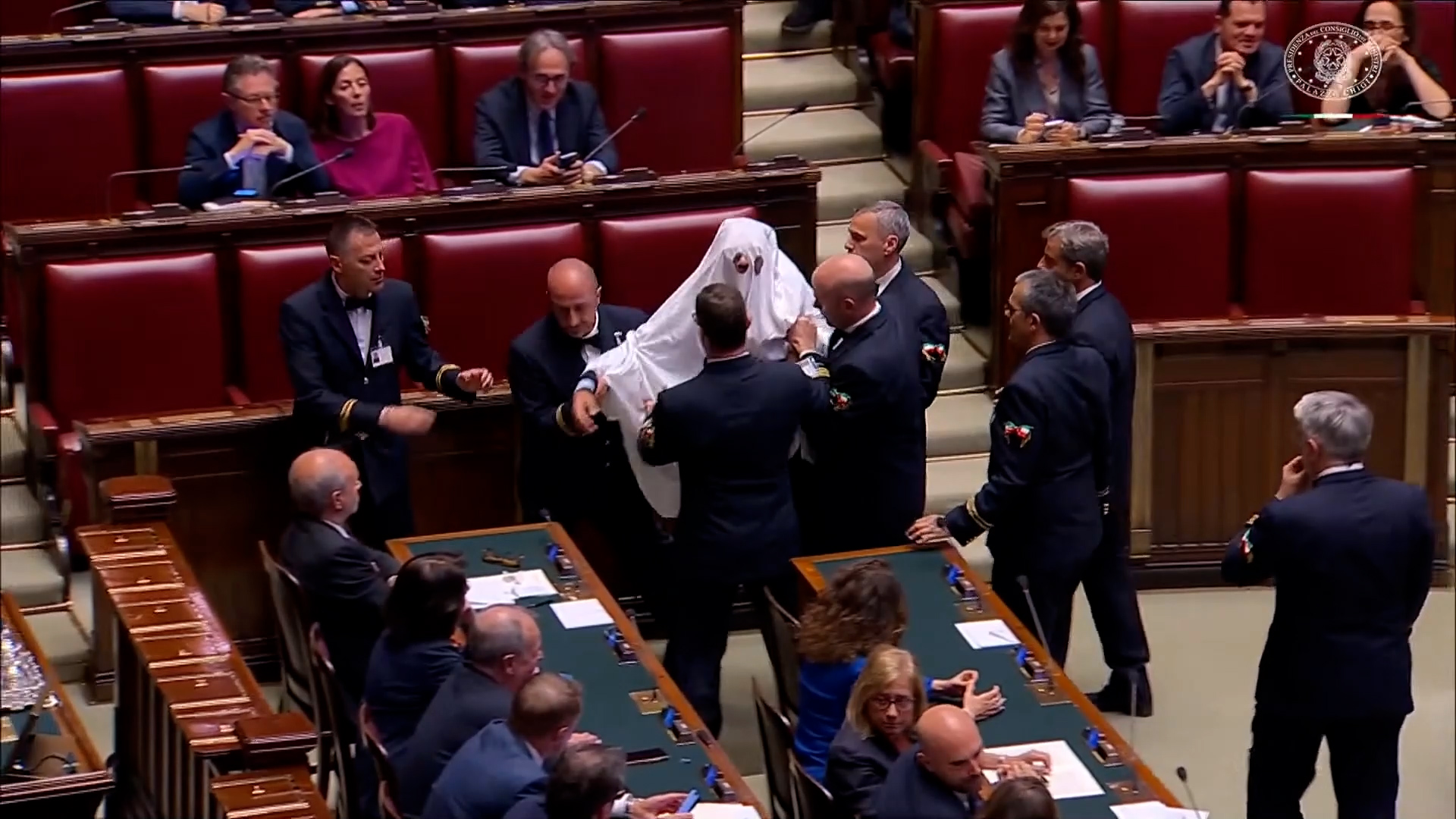 Magi si presenta in Aula vestito da “fantasma del Referendum”: bloccato dagli assistenti e portato via di peso – Video Magi si presenta in Aula vestito da “fantasma del Referendum”: bloccato dagli assistenti e portato via di peso – Video