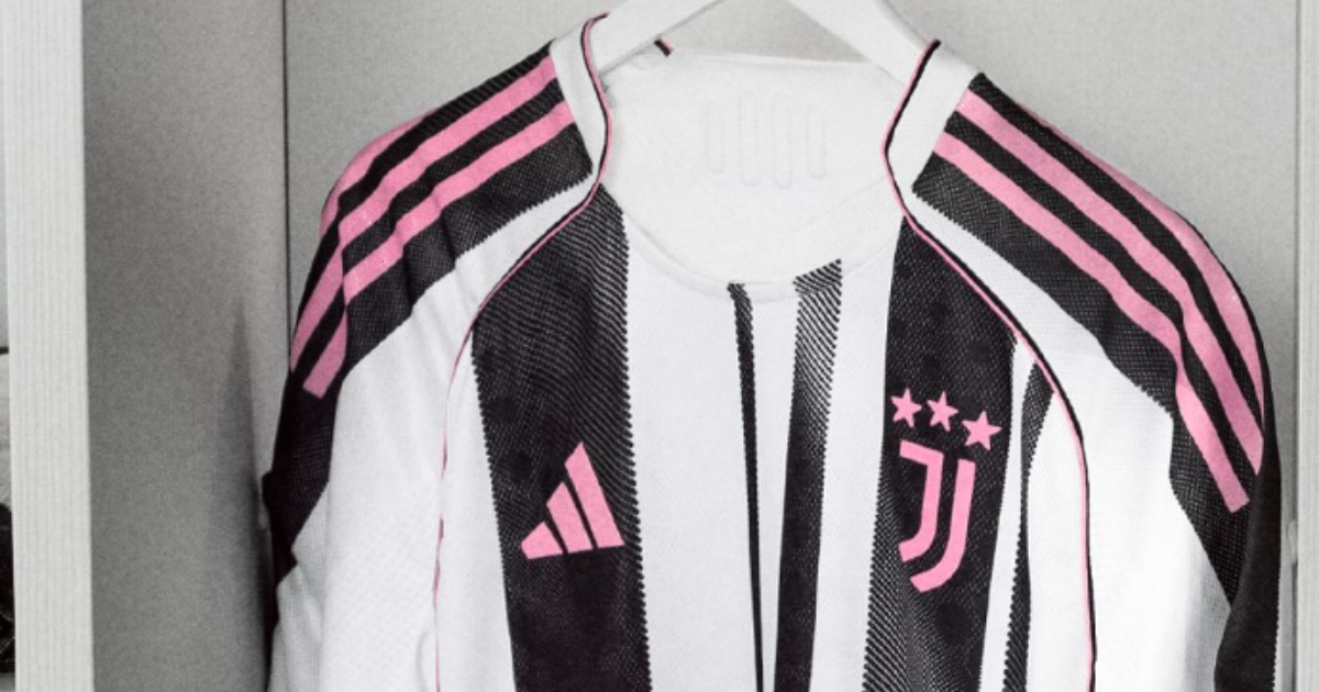 Ecco la nuova maglia della Juventus per la stagione 2025/26: sui social fa già discutere i tifosi | Foto Ecco la nuova maglia della Juventus per la stagione 2025/26: sui social fa già discutere i tifosi | Foto