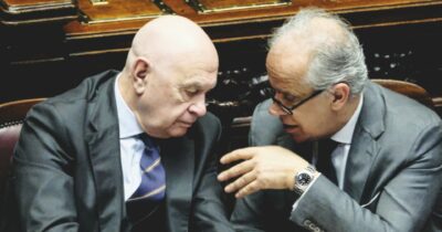 Copertina di Il governo diserta le audizioni a Bruxelles: nessuna risposta su caso Paragon e giustizia