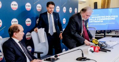 Copertina di Antimafia, la rivolta del M5S: “Un depistaggio sulle stragi”