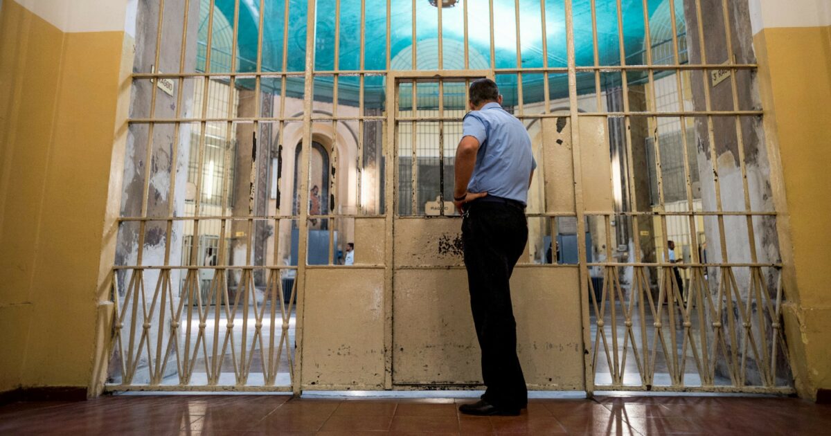 maxi inchiesta su cellulari e droga in carcere a prato lanciati all8217interno con le fionde e nascosti nelle pentole