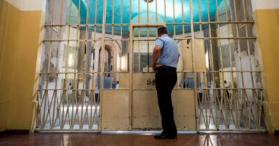 Copertina di Maxi-inchiesta su cellulari e droga in carcere a Prato: “Lanciati all’interno con le fionde e nascosti nelle pentole”