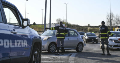 Copertina di Si lancia da un’auto in corsa sull’autostrada per sfuggire ai rapitori: 25enne in custodia