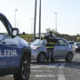 Copertina di Si lancia da un’auto in corsa sull’autostrada per sfuggire ai rapitori: 25enne in custodia
