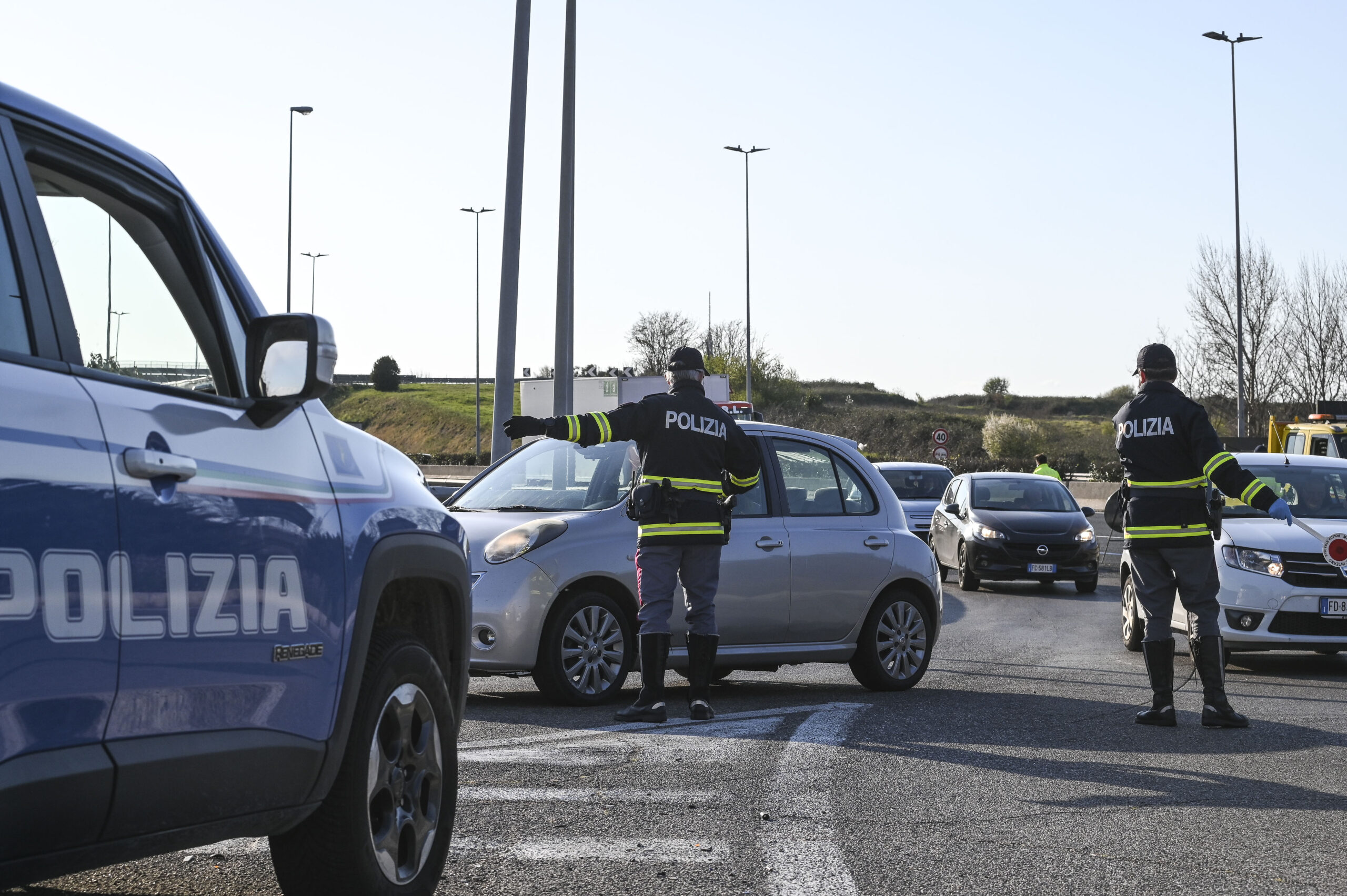 si lancia da un auto in corsa sull autostrada per sfuggire ai rapitori 25enne in custodia da Ilfattoquotidiano.it si lancia da un auto in corsa sull autostrada per sfuggire ai rapitori 25enne in custodia
