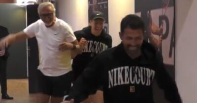 Copertina di “Lasci gli italiani da soli 5 minuti e…”: Cahill pubblica il video di Sinner che si scatena a calcio in corridoio durante l’attesa per pioggia