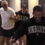 Copertina di “Lasci gli italiani da soli 5 minuti e…”: Cahill pubblica il video di Sinner che si scatena a calcio in corridoio durante l’attesa per pioggia