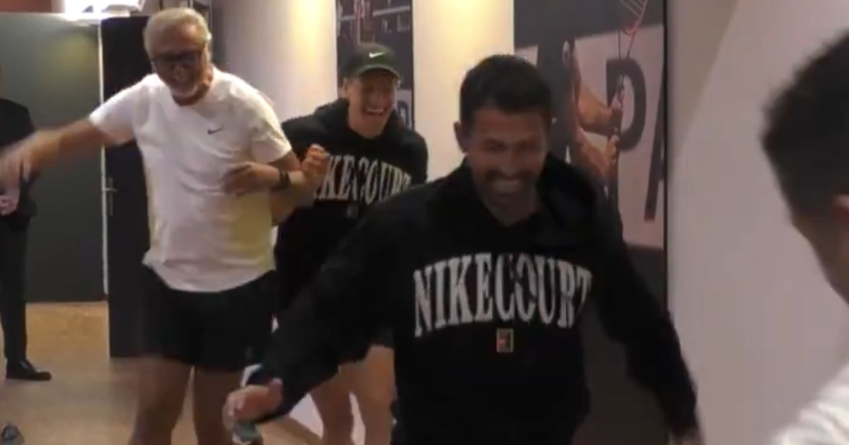 “Lasci gli italiani da soli 5 minuti e…”: Cahill pubblica il video di Sinner che si scatena a calcio in corridoio durante l’attesa per pioggia “Lasci gli italiani da soli 5 minuti e…”: Cahill pubblica il video di Sinner che si scatena a calcio in corridoio durante l’attesa per pioggia