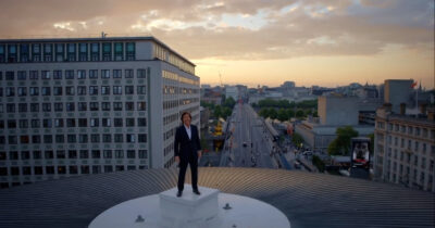 Copertina di Tom Cruise avvistato dai fan sul tetto del cinema Bfi Imax a Londra: svelato il mistero del gesto spericolato dell’attore – Video