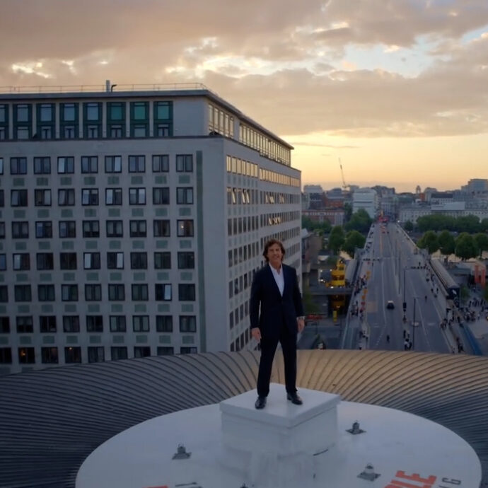 Tom Cruise avvistato dai fan sul tetto del cinema Bfi Imax a Londra: svelato il mistero del gesto spericolato dell’attore – Video
