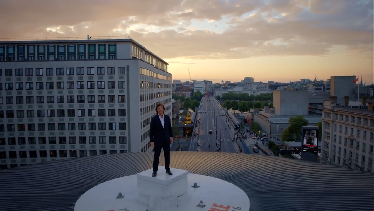Tom Cruise avvistato dai fan sul tetto del cinema Bfi Imax a Londra: svelato il mistero del gesto spericolato dell’attore – Video Tom Cruise avvistato dai fan sul tetto del cinema Bfi Imax a Londra: svelato il mistero del gesto spericolato dell’attore – Video