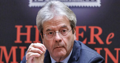 Copertina di Gentiloni si ricicla come lobbista a 30mila euro: è nuovo membro della società di consulenza Ambrosetti