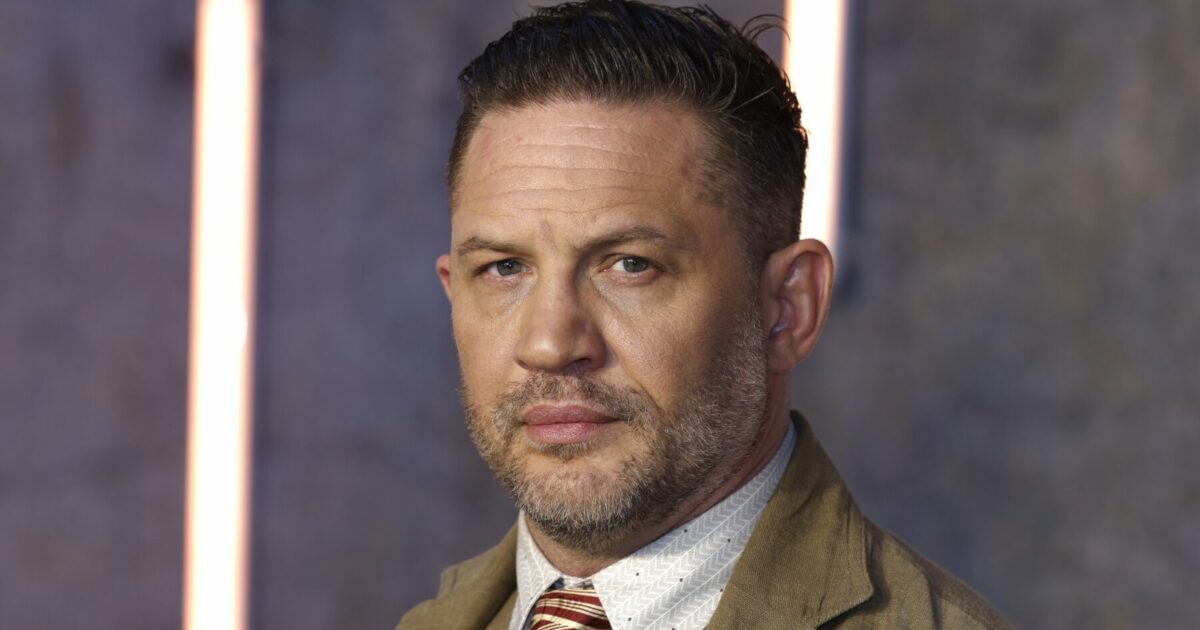 “Il mio corpo cade a pezzi per i film d’azione. Ho subito due interventi al ginocchio, ho l’ernia del disco nella schiena e la sciatica. E peggiorerà”: Tom Hardy