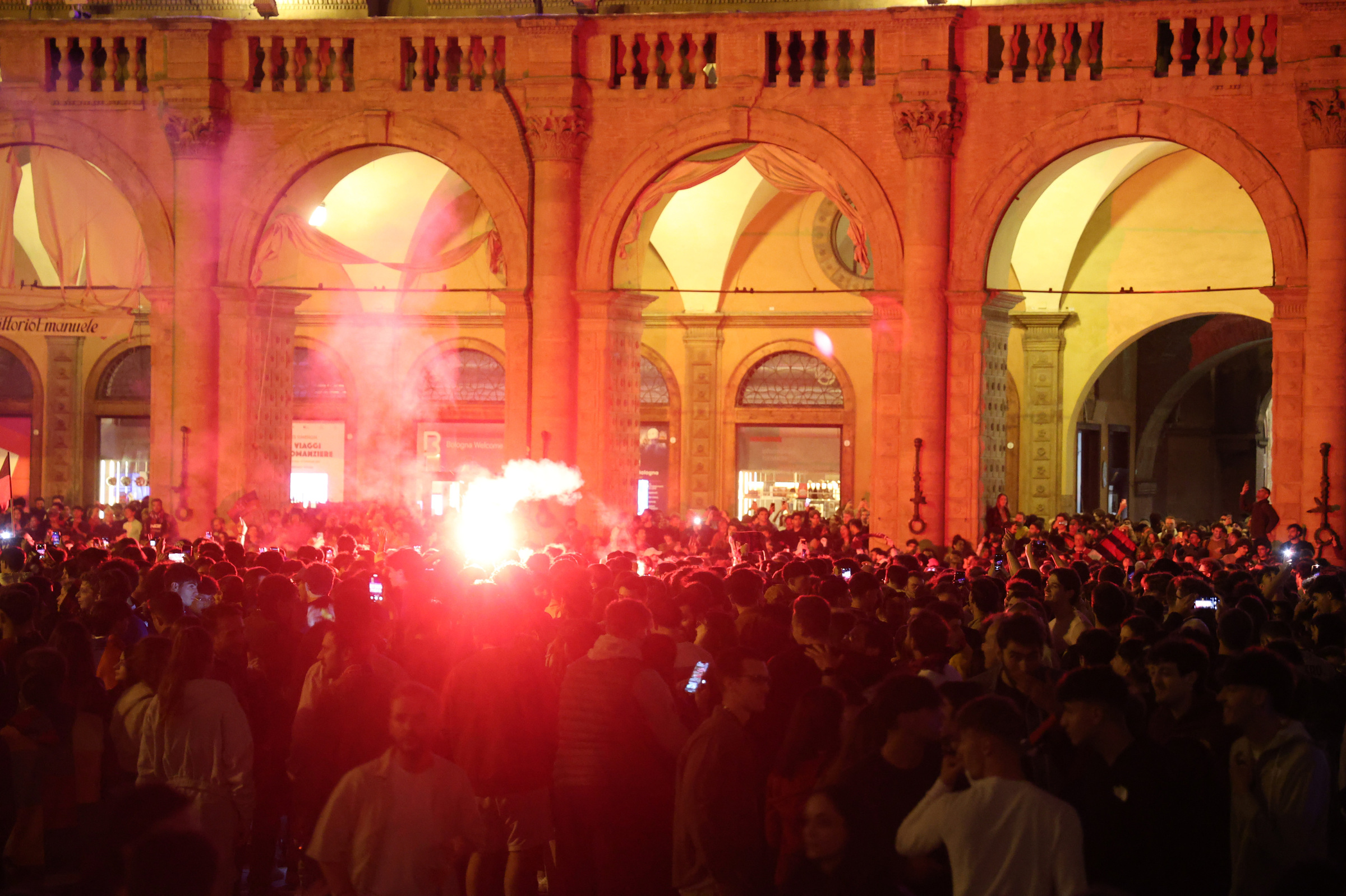 È la festa dei bolognesi e del Bologna Fc, che il calcio italiano (con la i minuscola) non ha sentito arrivare. Spiaze È la festa dei bolognesi e del Bologna Fc, che il calcio italiano (con la i minuscola) non ha sentito arrivare. Spiaze