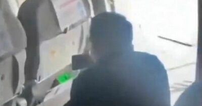 Copertina di “Volevo solo prendere un po’ d’aria fresca”: passeggero apre il portellone d’emergenza dell’aereo durante il volo