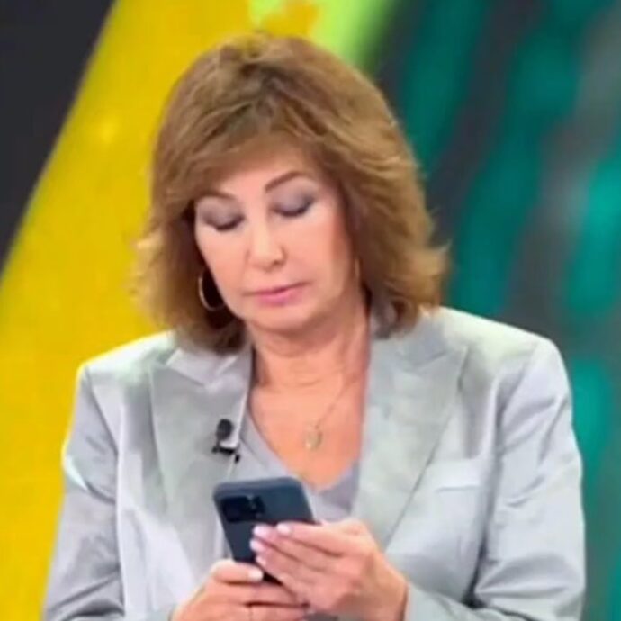 “Ciao mamma, il mio telefono è rotto. Mandami un messaggio su WhatsApp il prima possibile”: conduttrice interrompe la diretta a causa di un tentativo di truffa