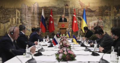 Copertina di Vertice a Istanbul rimandato nel pomeriggio. Zelensky: “La delegazione russa? Una farsa”. E Zacharova lo insulta: “Lui è un clown, un fallito”