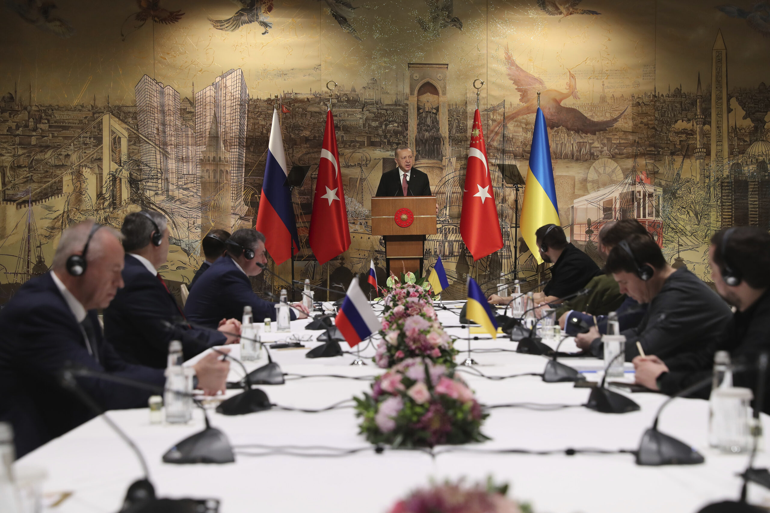 Ucraina, oggi il vertice a Istanbul: Putin invia il consigliere Medinsky. Colloqui a porte chiuse Ucraina, oggi il vertice a Istanbul: Putin invia il consigliere Medinsky. Colloqui a porte chiuse