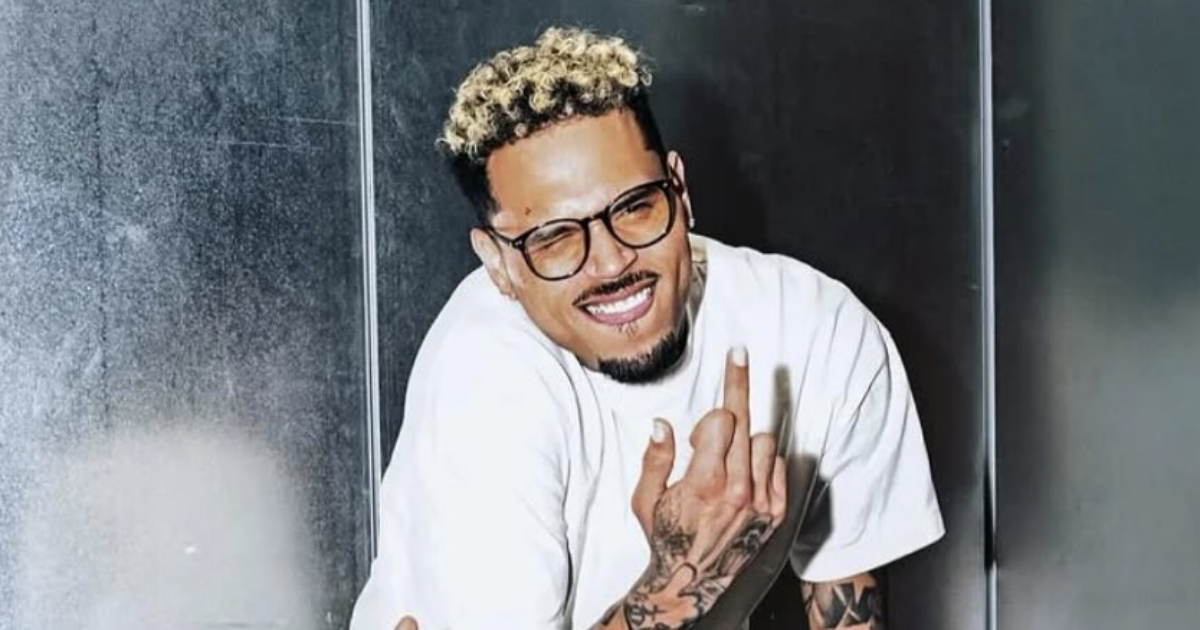 Chris Brown è stato arrestato per “lesioni personali gravi”: “Ha spaccato una bottiglia di tequila in testa a un produttore musicale in un nightclub”