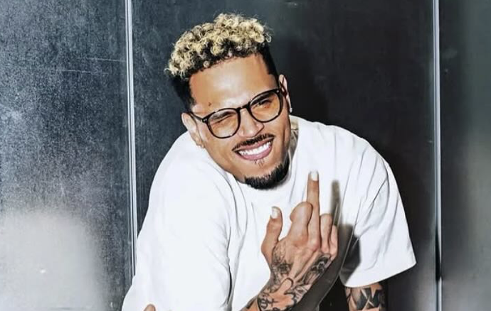 Chris Brown è stato arrestato per “lesioni personali gravi”: “Ha spaccato una bottiglia di tequila in testa a un produttore musicale in un nightclub”