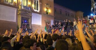 Il Bologna vince la Coppa Italia, la festa dei tifosi in piazza Maggiore tra lacrime di gioia e cori – Video