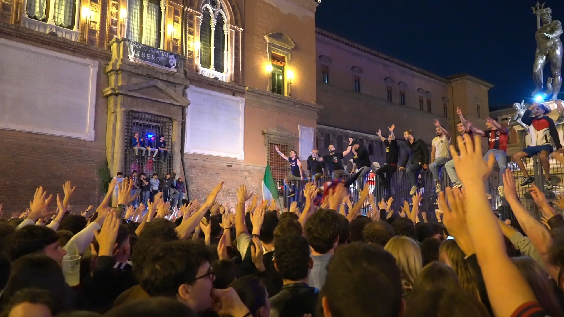 il bologna vince la coppa italia la festa dei tifosi in piazza maggiore tra lacrime di gioia e cori – video da Ilfattoquotidiano.it il bologna vince la coppa italia la festa dei tifosi in piazza maggiore tra lacrime di gioia e cori – video