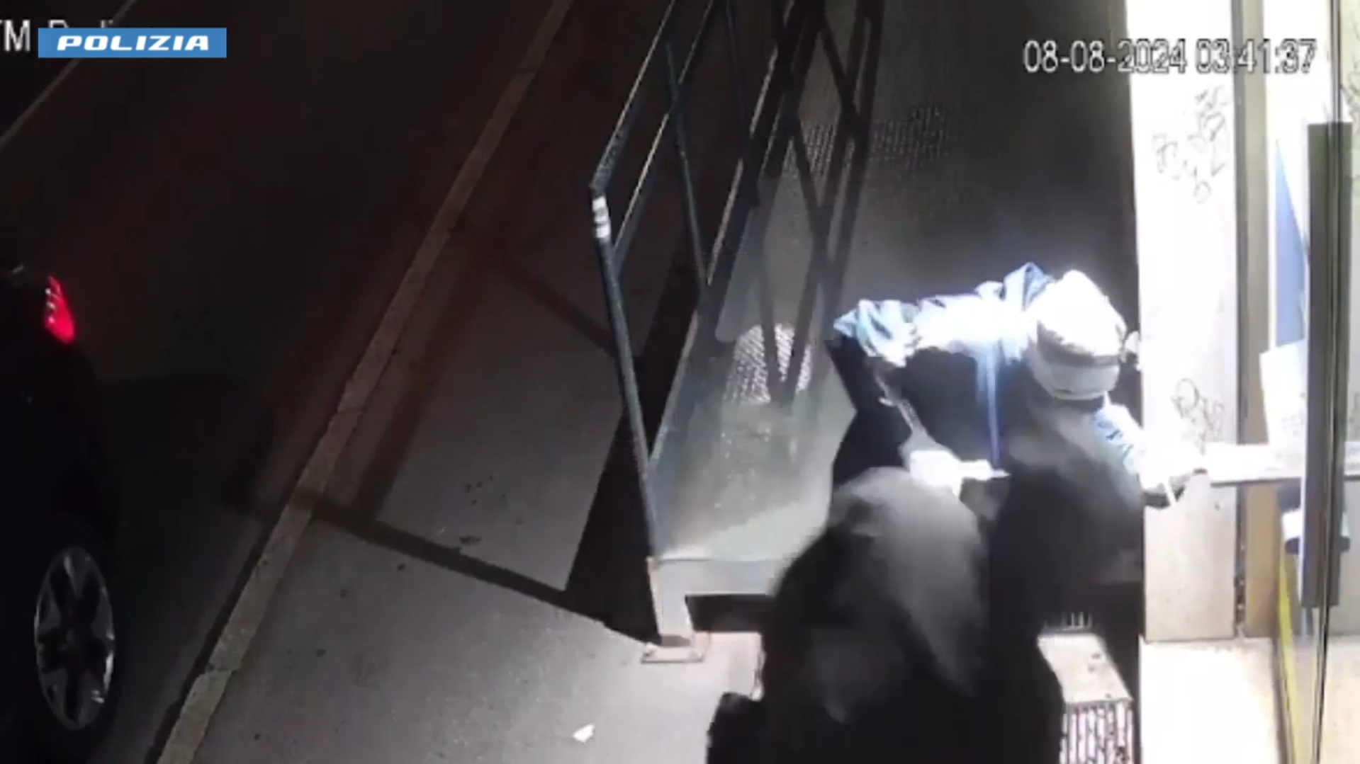 Furti al bancomat con esplosivi artigianali: la polizia ferma quattro persone. Il video dei colpi a Milano Furti al bancomat con esplosivi artigianali: la polizia ferma quattro persone. Il video dei colpi a Milano