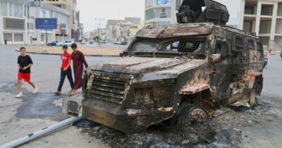 Copertina di Libia, proteste a Tripoli. Media: “Militari sparano sui dimostranti”. Tajani: “Da stasera il rientro degli italiani”