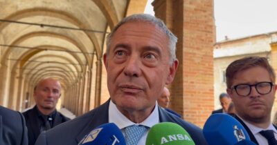 Copertina di L’idea del ministro Urso sulla sicurezza sul lavoro: “L’incidente nell’altoforno? Spesso può capitare”