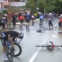 Copertina di Giro d’Italia 2025, maxi caduta durante la sesta tappa e corsa neutralizzata: cosa è successo