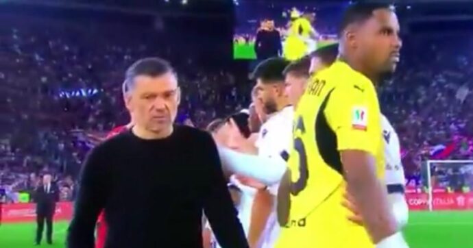 Conceiçao non stringe la mano a Calabria durante la premiazione della Coppa Italia vinta dal Bologna
