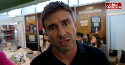 Copertina di “Meloni vigliacca, si volta di fronte al genocidio in Palestina”: Di Battista al vetriolo al Salone del libro di Torino