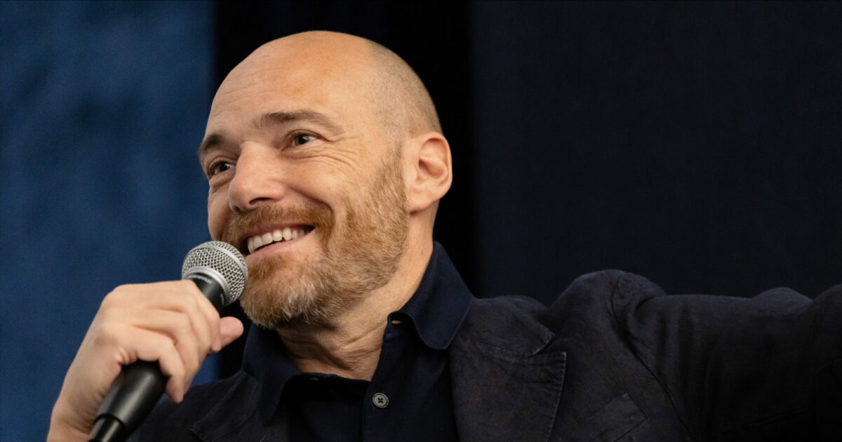 “Se non sappiamo più cos’è un essere umano, siamo fottuti. L’AI avrà coscienza, ma l’intuizione resta nostra”: Andrea Pezzi torna a teatro con “Intelligenza Naturale”