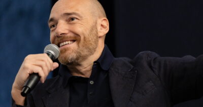 Copertina di “Se non sappiamo più cos’è un essere umano, siamo fottuti. L’AI avrà coscienza, ma l’intuizione resta nostra”: Andrea Pezzi torna a teatro con “Intelligenza Naturale”