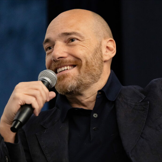 “Se non sappiamo più cos’è un essere umano, siamo fottuti. L’AI avrà coscienza, ma l’intuizione resta nostra”: Andrea Pezzi torna a teatro con “Intelligenza Naturale”