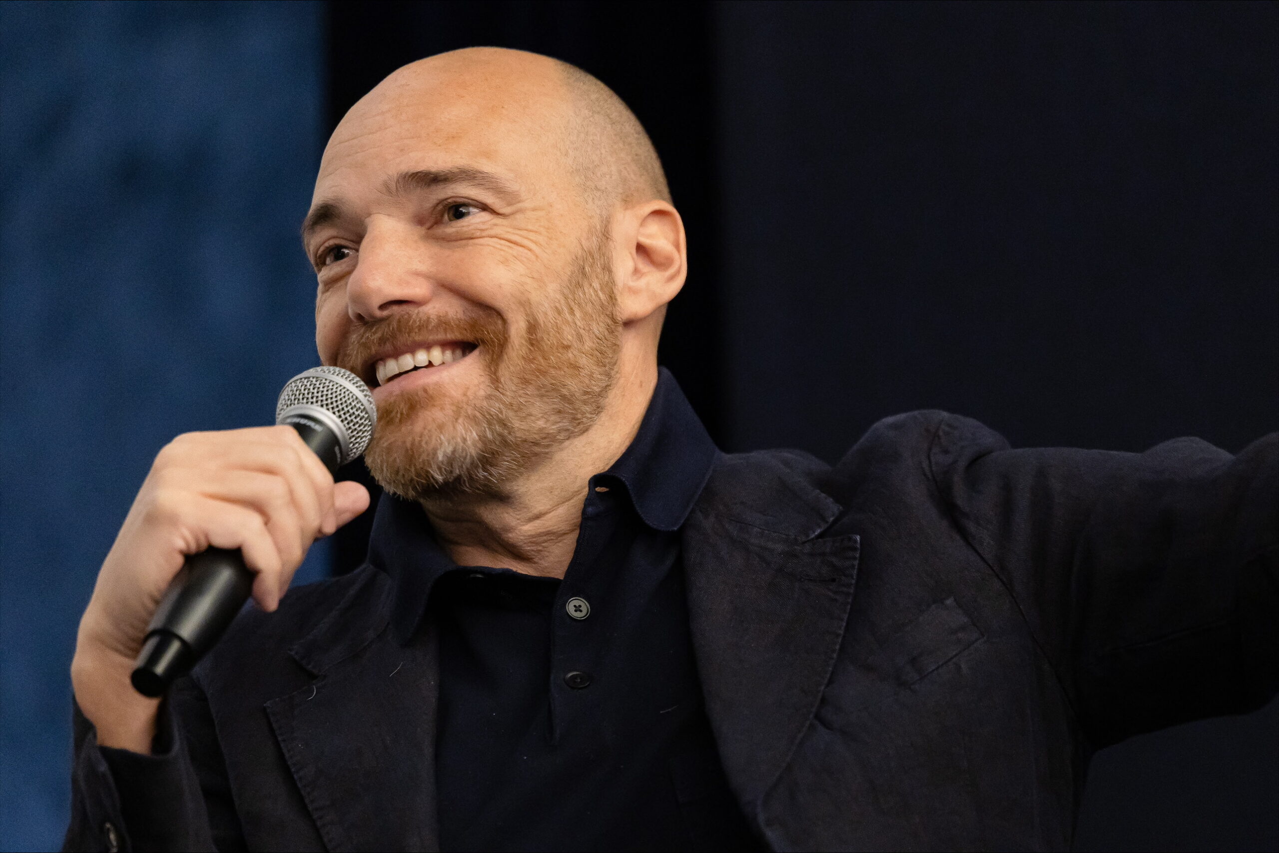 “Se non sappiamo più cos’è un essere umano, siamo fottuti. L’AI avrà coscienza, ma l’intuizione resta nostra”: Andrea Pezzi torna a teatro con “Intelligenza Naturale” “Se non sappiamo più cos’è un essere umano, siamo fottuti. L’AI avrà coscienza, ma l’intuizione resta nostra”: Andrea Pezzi torna a teatro con “Intelligenza Naturale”