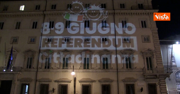 Referendum cittadinanza, il simbolo con le date del voto proiettati su Palazzo Chigi: il blitz del comitato promotore