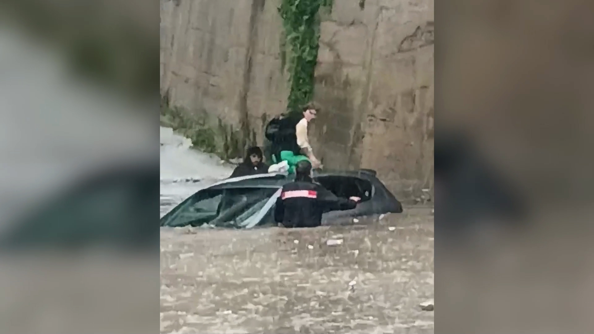 paura nel palermitano donna rimane bloccata con l auto nel sottopasso allagato salvata dai carabinieri – video da Ilfattoquotidiano.it paura nel palermitano donna rimane bloccata con l auto nel sottopasso allagato salvata dai carabinieri – video