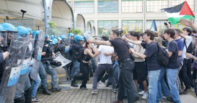 Copertina di Momenti di tensione tra Pro Pal e forze dell’ordine al Salone del libro di Torino: il video