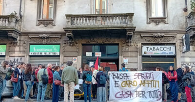 Copertina di A Milano rinviato lo sfratto della famiglia dopo la mobilitazione del quartiere: “Decisiva la solidarietà”