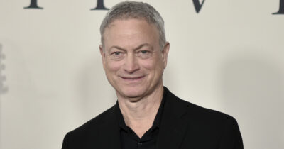 Copertina di “Ho lasciato il cinema per accudire mio figlio malato di tumore. Dopo la sua morte è difficile uscire di casa, voglio solo stare con la mia famiglia”: parla Gary Sinise
